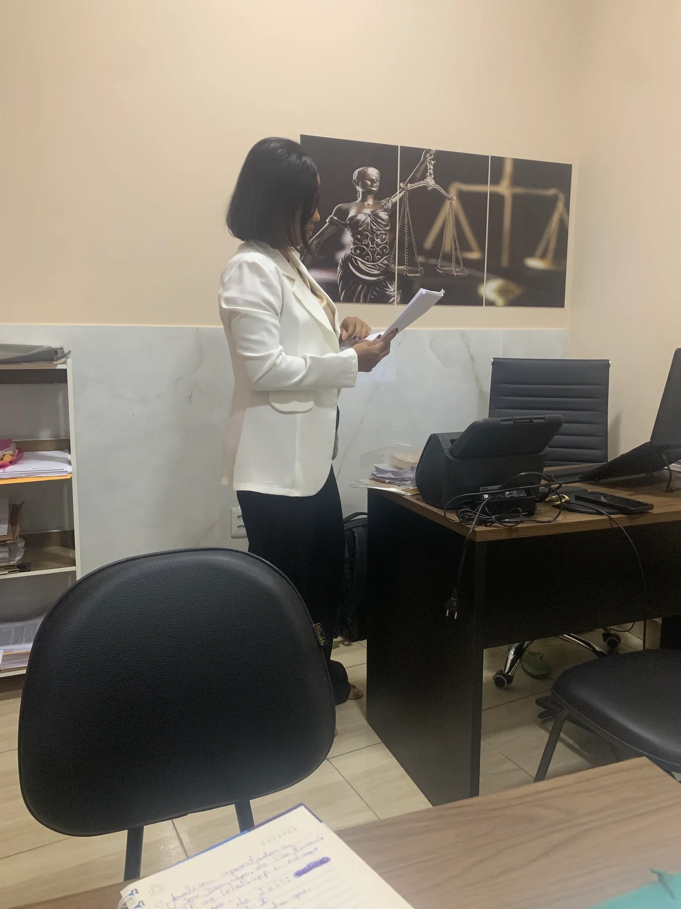 Profissional em ambiente de atendimento do escritório